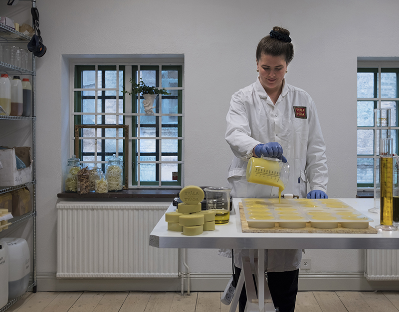 Gör tvål i fabriken